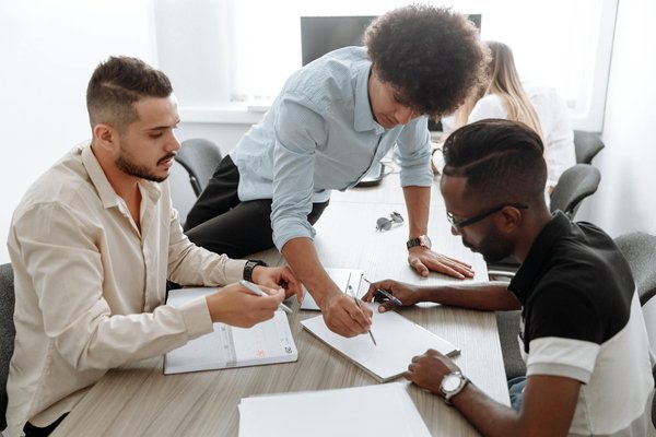 Comment intégrer efficacement la robotique dans les lignes de production des entreprises manufacturières ?